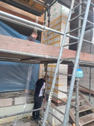 Montage entree bekleding villa met Pietra de Lorenzo